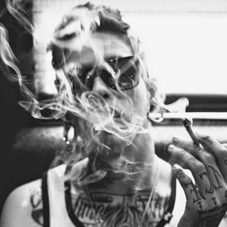 С сигаретой