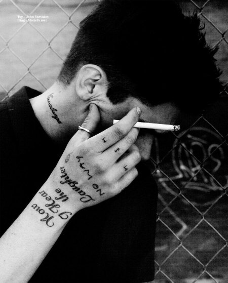 Парень с татуировками