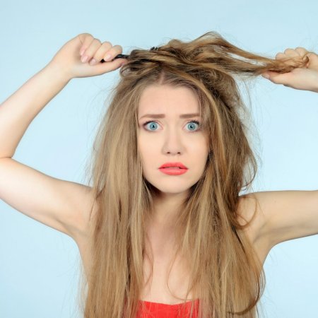 Девушка с растрепанными волосами