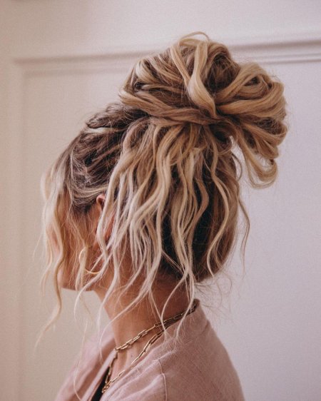 Небрежный пучок прическа