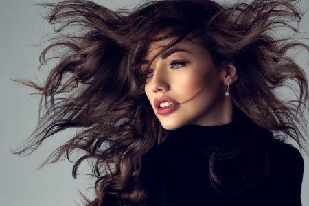 Девушка с развевающимися волосами