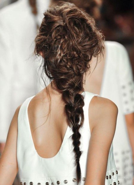 Красивая прическа на длинные волосы