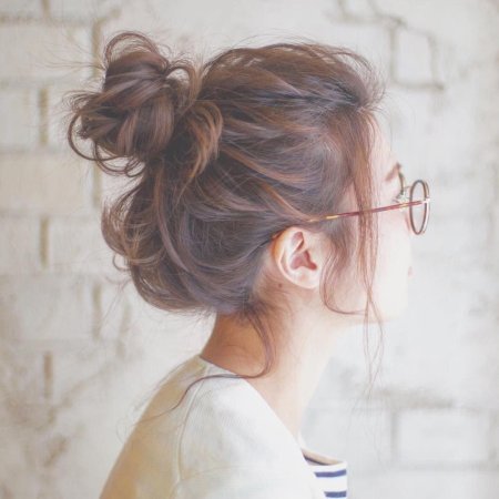 Прическа небрежный пучок