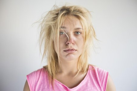 Растрепанная женщина