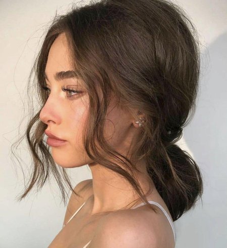 Прическа с выпущенными прядями