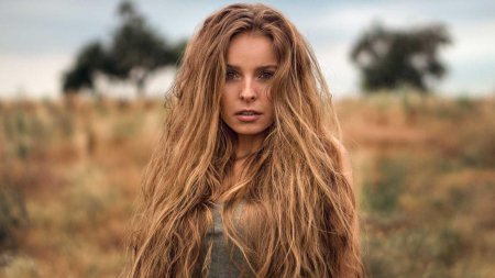 Девушка с распущенными волосами