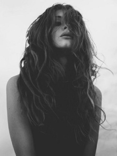 Девушка с растрепанными волосами