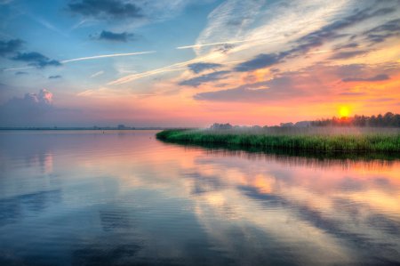Красивый закат на озере