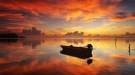Лодка на реке закат
