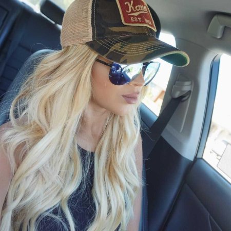 Блондинка в бейсболке