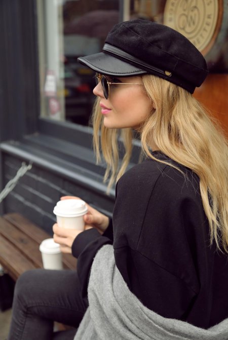 Девушка в бейсболке