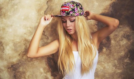 Блондинка в бейсболке