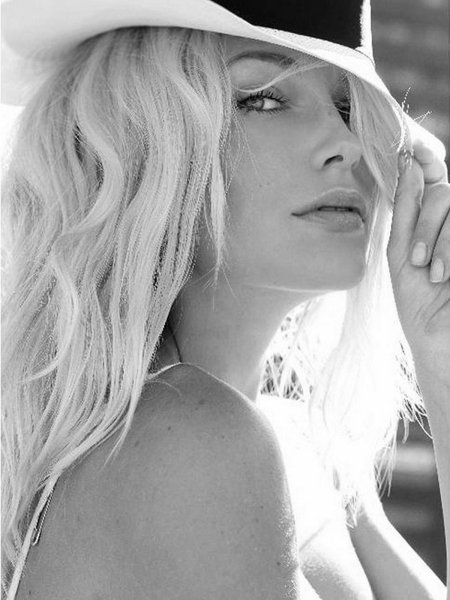 Блондинка в шляпе