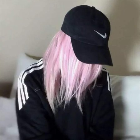 Девушка в кепке без лица