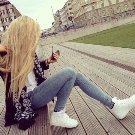 Блондинка без лица на аву