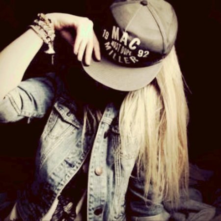 Блондинка в бейсболке