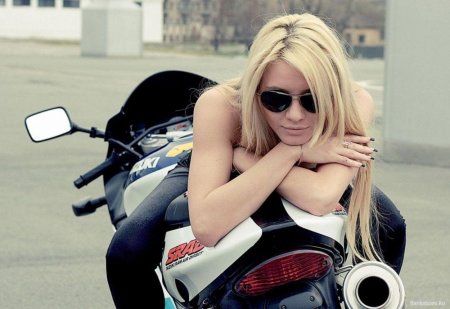Блондинка на мотоцикле