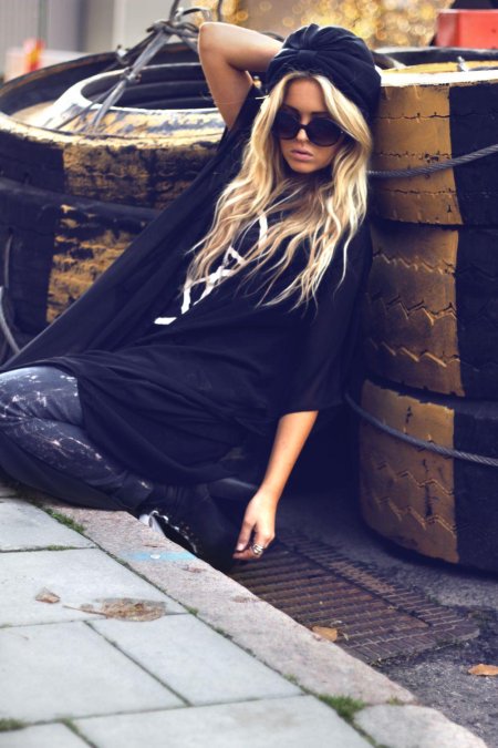 Блондинка с длинными волосами