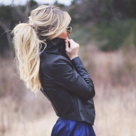 Блондинка сбоку