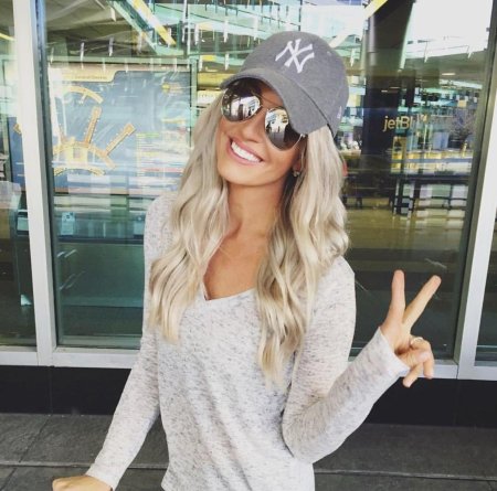 Блондинка в кепке