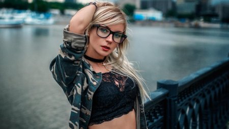 Девушка блондинка в очках