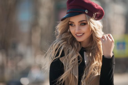 Блондинка красивая девушка