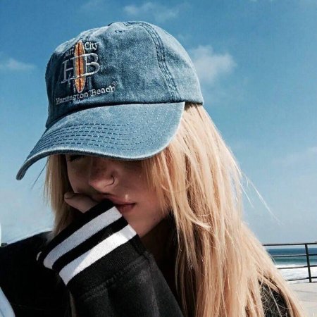 Блондинка в бейсболке