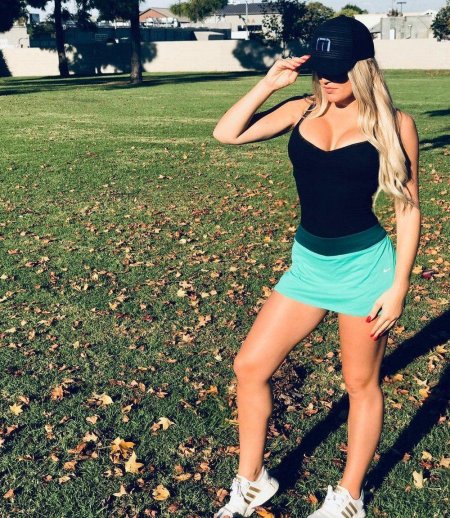 Блондинка в бейсболке