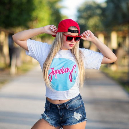 Девушка в бейсболке