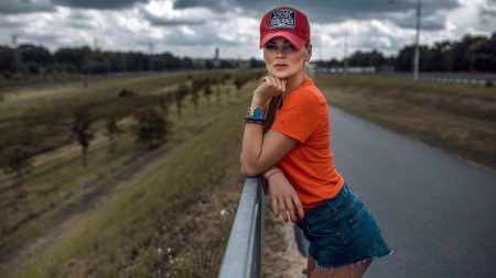 Девушка в кепке