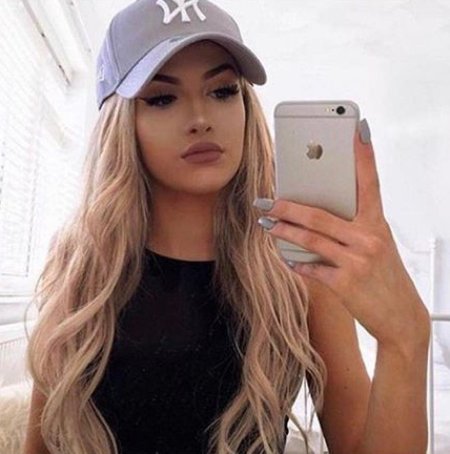 Блондинка в кепке