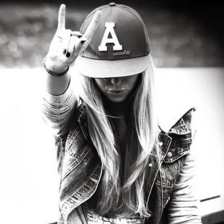 Блондинка в бейсболке