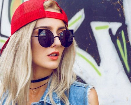 Девушка в бейсболке и очках