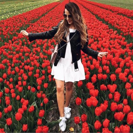 Девушка с тюльпанами без лица