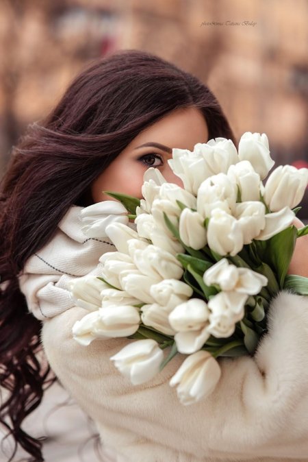 Девушка с белыми тюльпанами