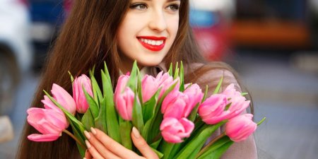 Девушка с тюльпанами