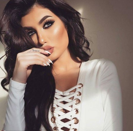 Красивая брюнетка