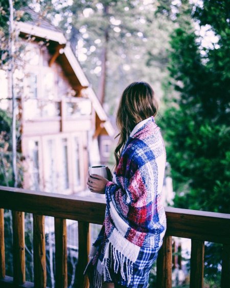 Девушка в пледе