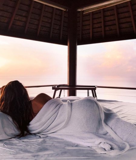 Брюнетка на море