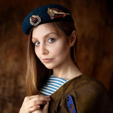 Девушка в военной форме