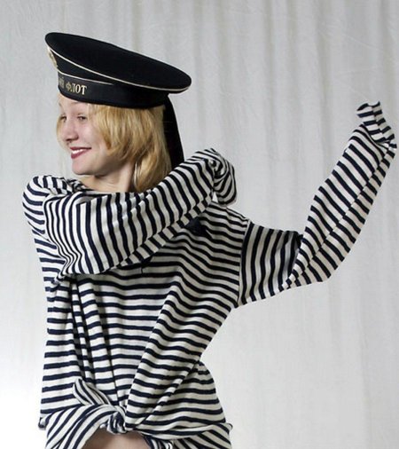 Девушка в тельняшке