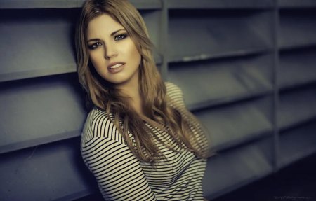 Блондинка женщина