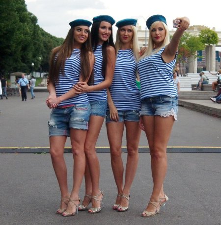 Девушки в тельняшках