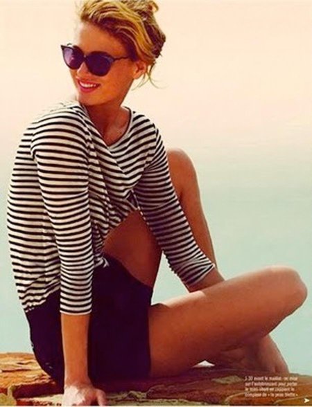 Девушка в тельняшке