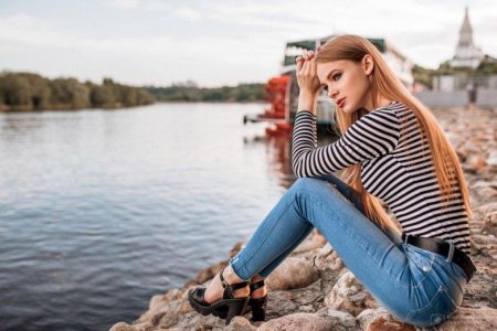 Девушка в тельняшке