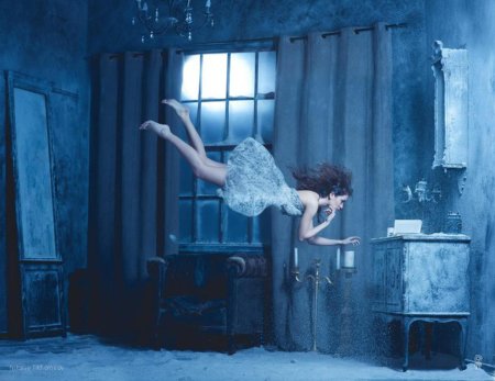 Девушка висит в воздухе