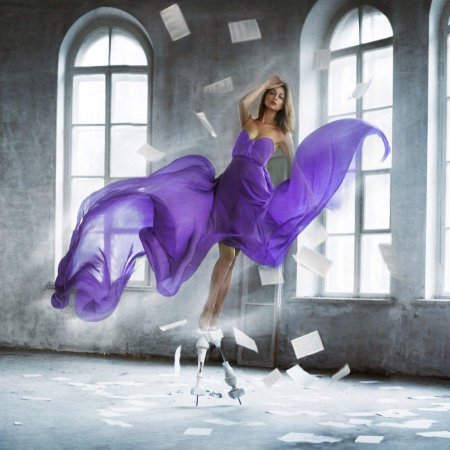 Девушка в фиолетовом платье