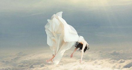 Летающая девушка