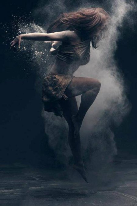 Танцующая девушка