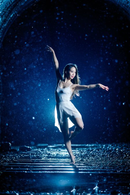 Девушка танцует под дождем